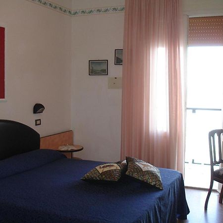 Hotel Primavera Sul Mare Лидо ди Савио Екстериор снимка