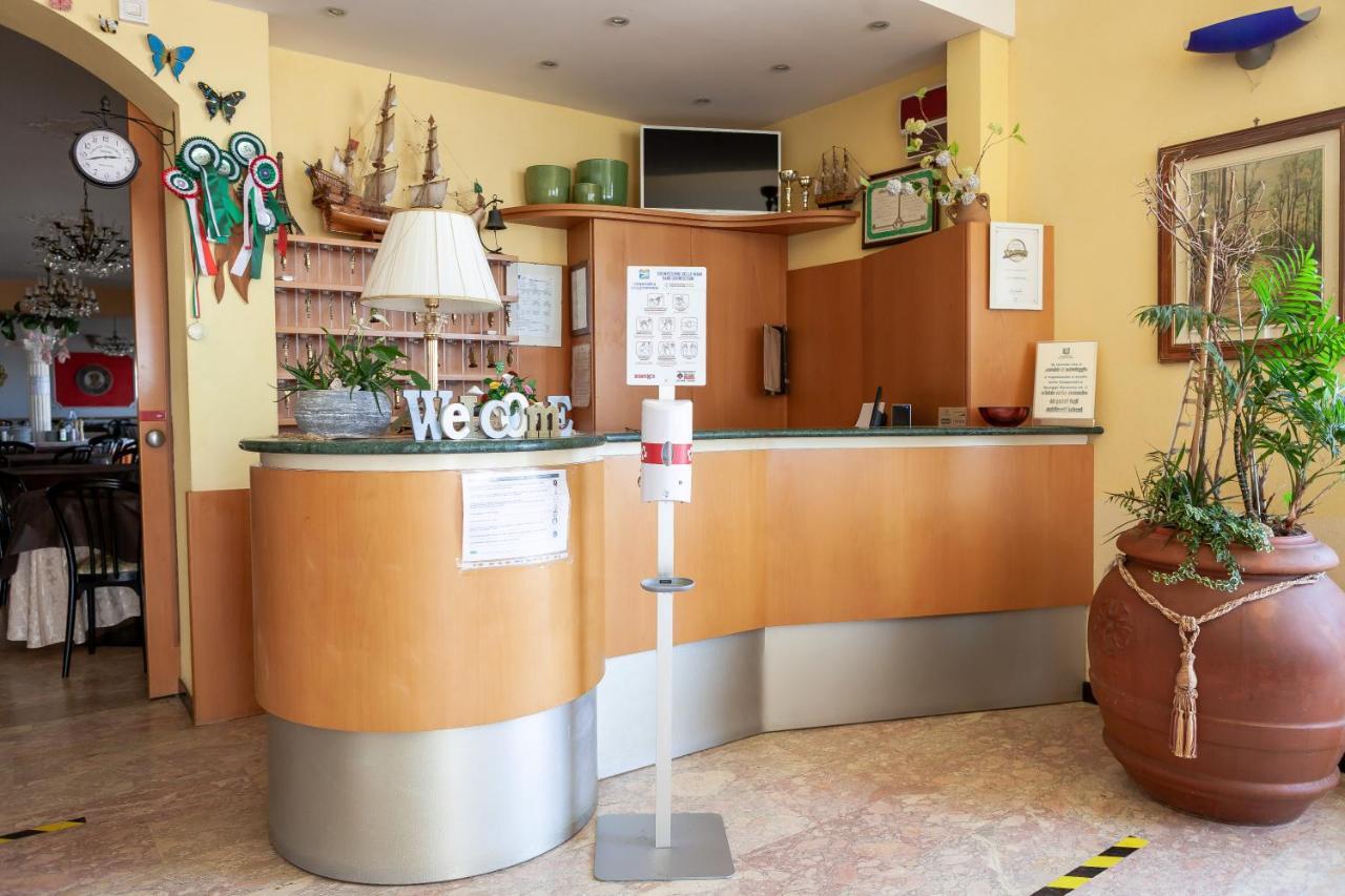 Hotel Primavera Sul Mare Лидо ди Савио Екстериор снимка