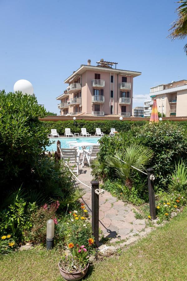 Hotel Primavera Sul Mare Лидо ди Савио Екстериор снимка