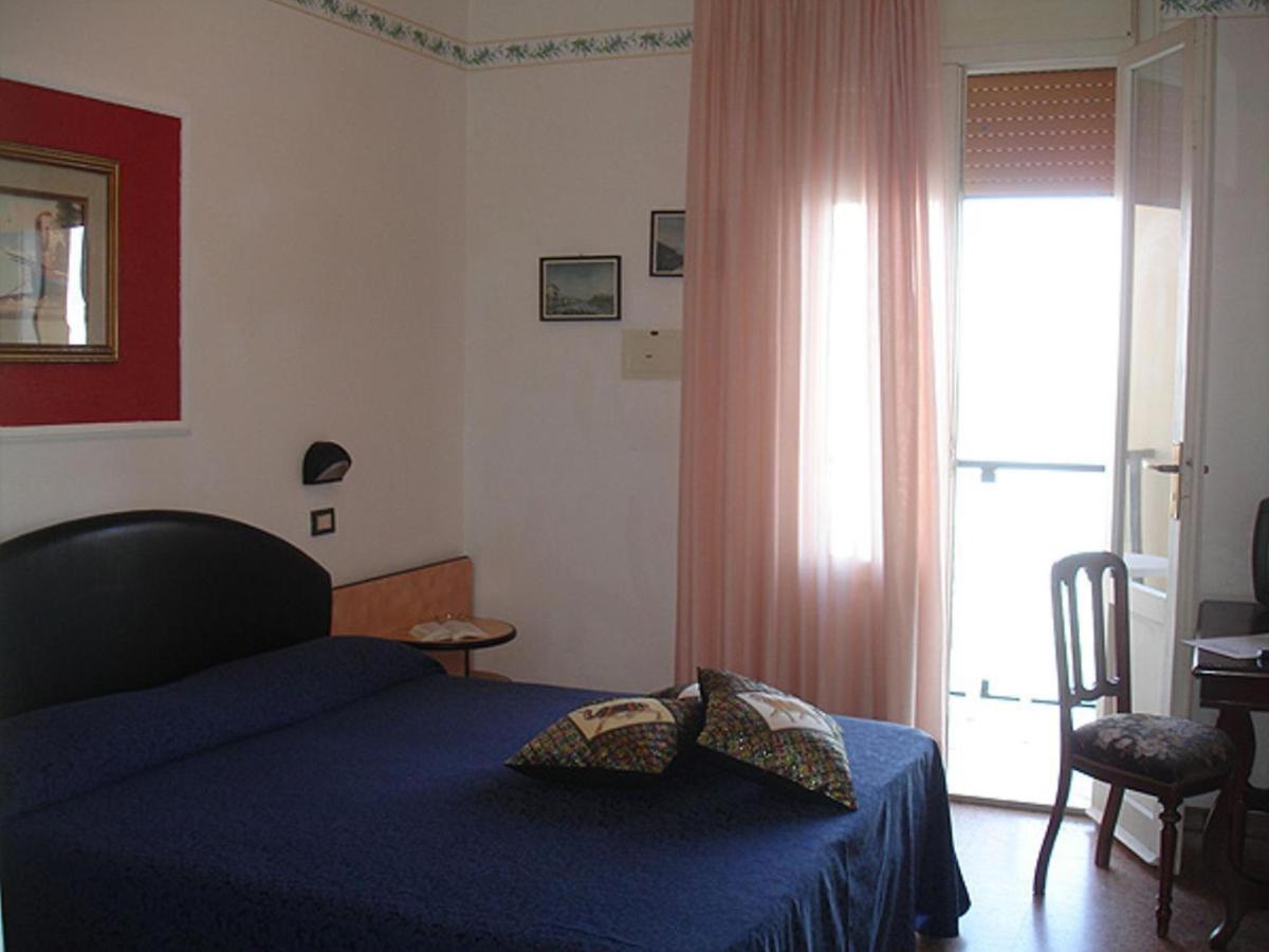Hotel Primavera Sul Mare Лидо ди Савио Екстериор снимка