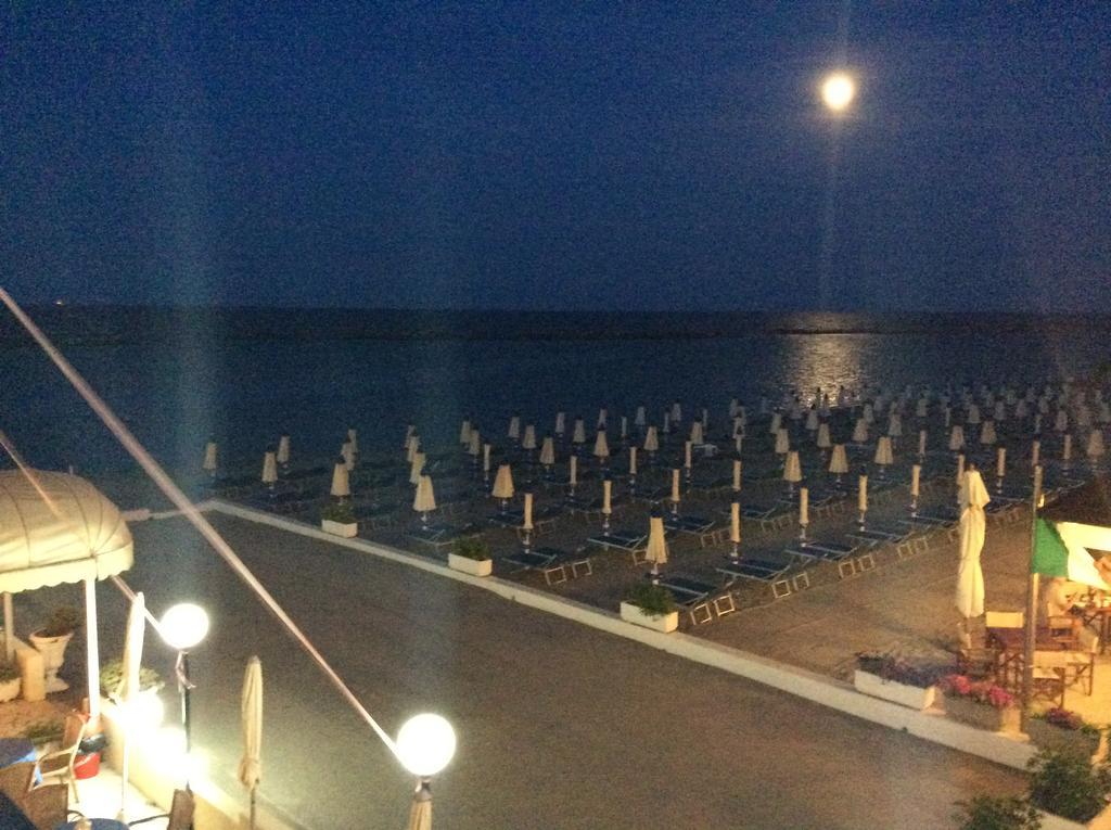 Hotel Primavera Sul Mare Лидо ди Савио Екстериор снимка