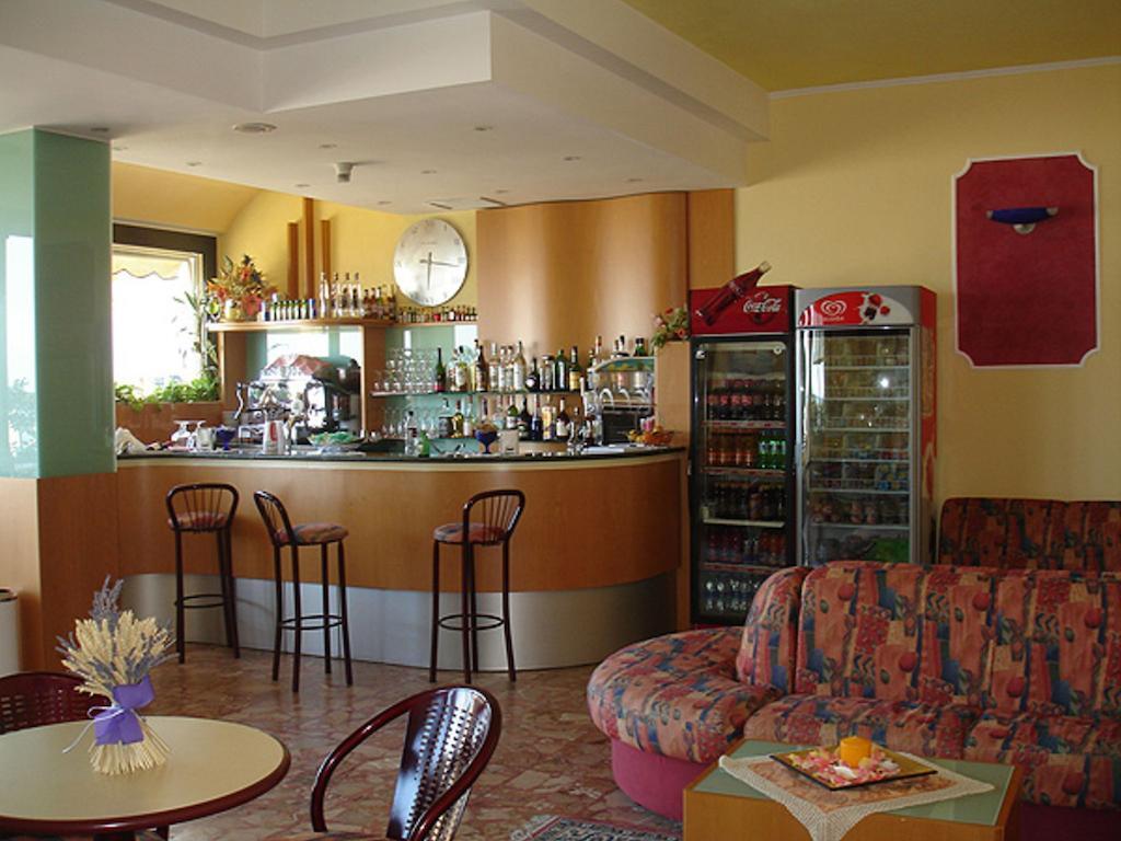 Hotel Primavera Sul Mare Лидо ди Савио Екстериор снимка