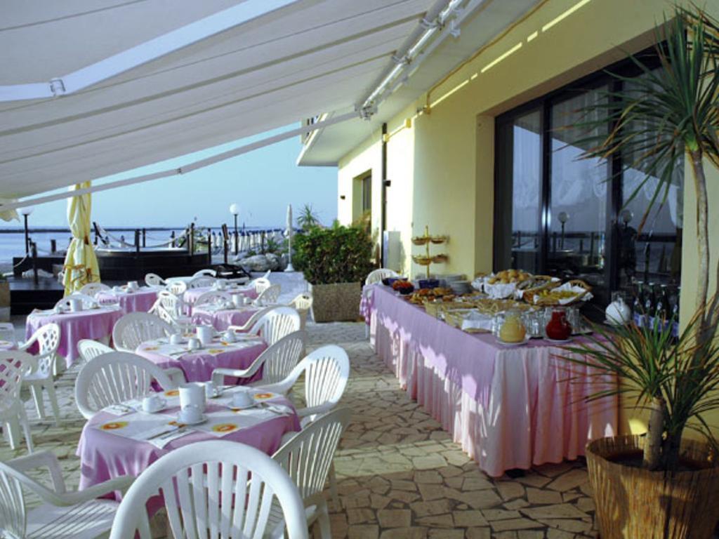 Hotel Primavera Sul Mare Лидо ди Савио Екстериор снимка