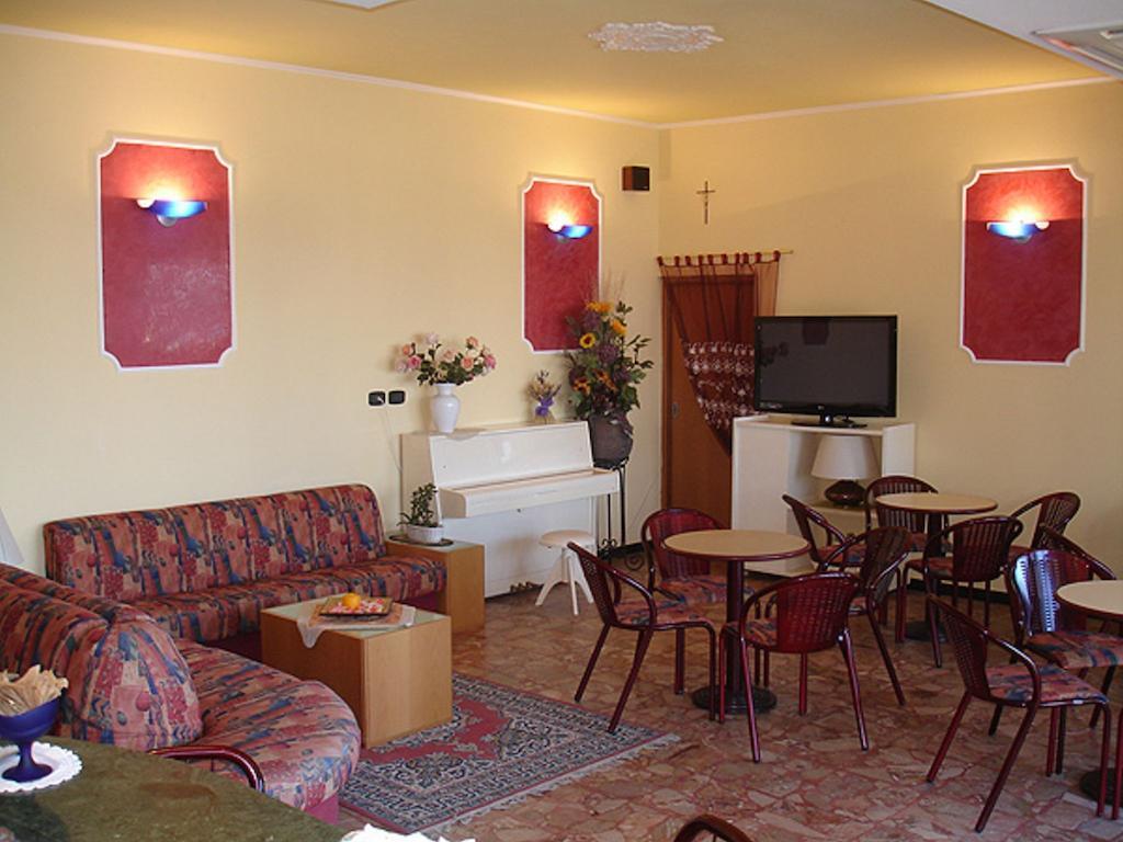 Hotel Primavera Sul Mare Лидо ди Савио Екстериор снимка