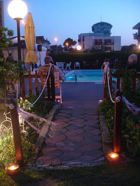 Hotel Primavera Sul Mare Лидо ди Савио Екстериор снимка