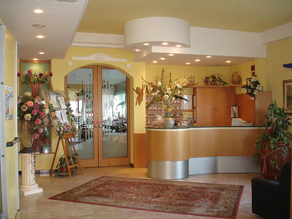 Hotel Primavera Sul Mare Лидо ди Савио Екстериор снимка