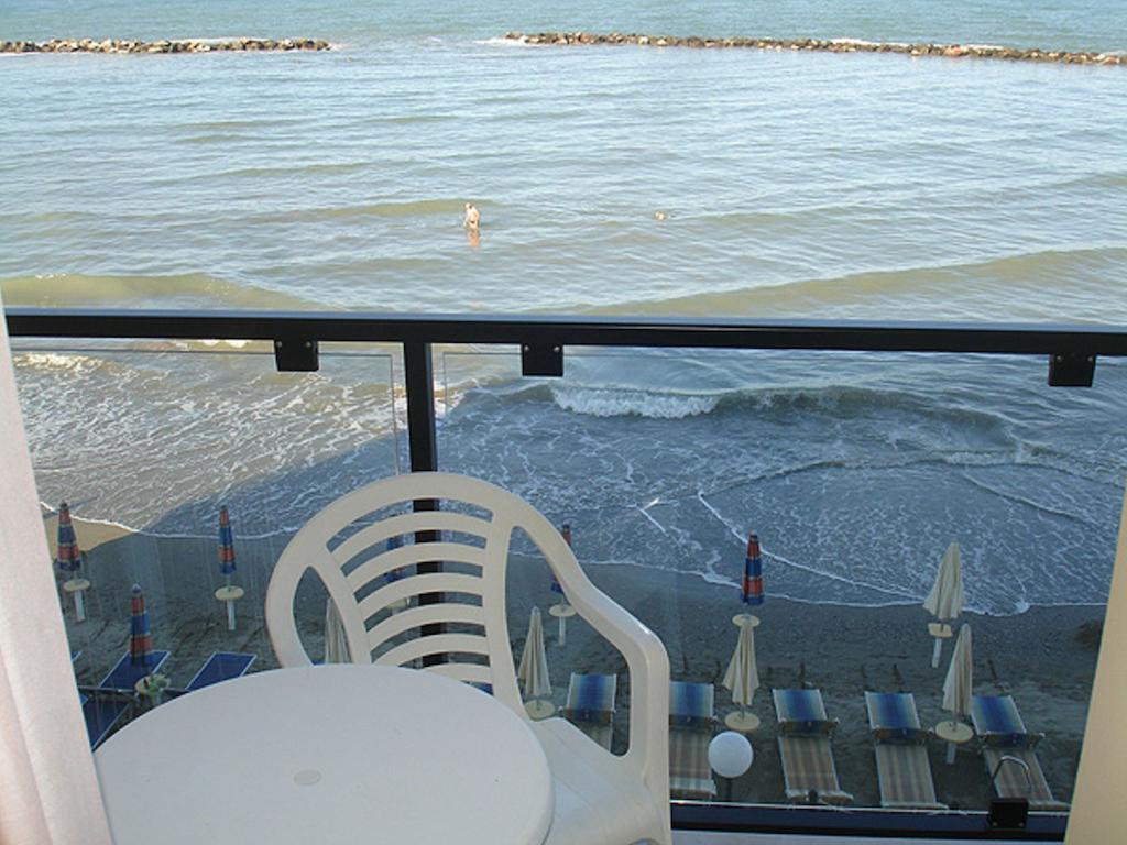 Hotel Primavera Sul Mare Лидо ди Савио Екстериор снимка