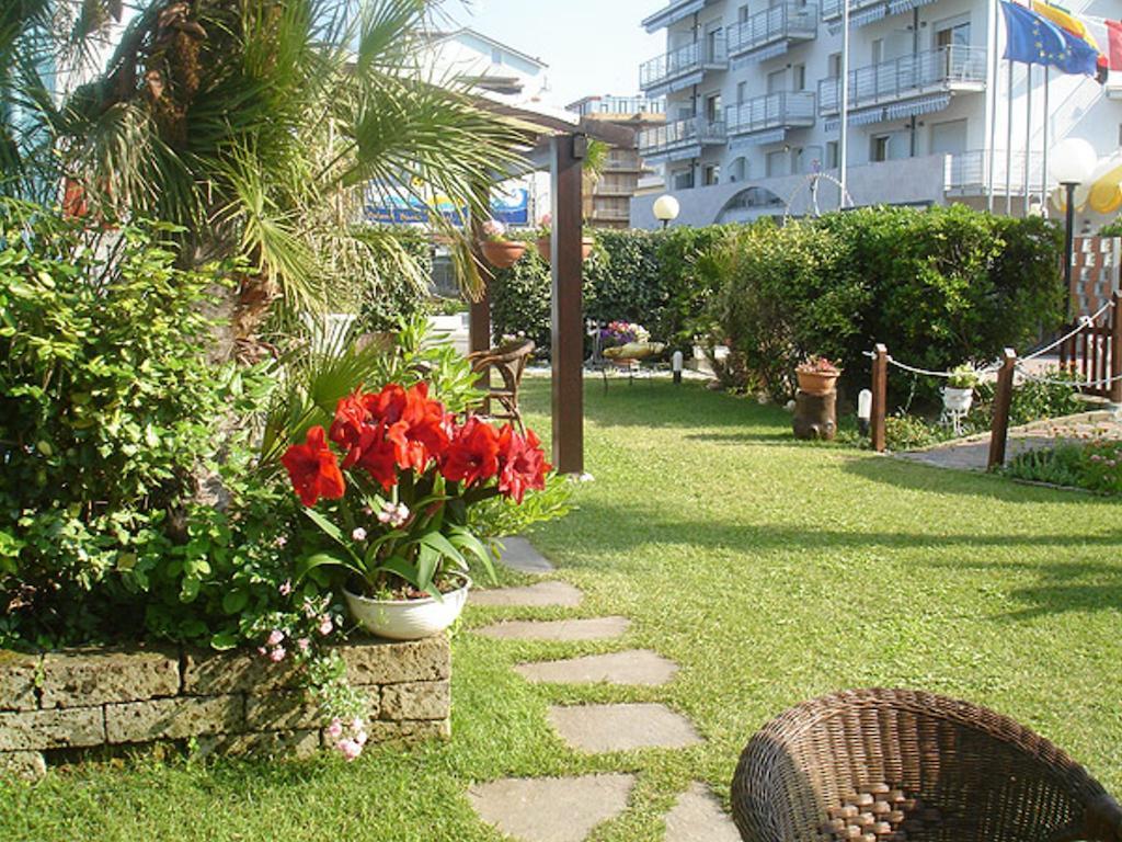 Hotel Primavera Sul Mare Лидо ди Савио Екстериор снимка