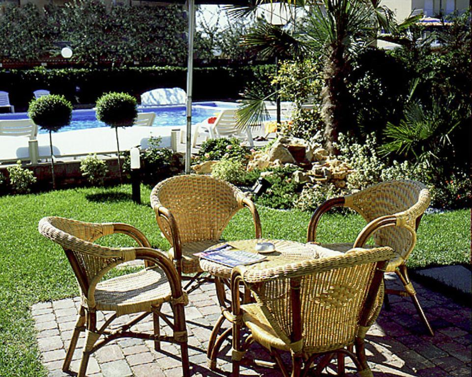 Hotel Primavera Sul Mare Лидо ди Савио Екстериор снимка