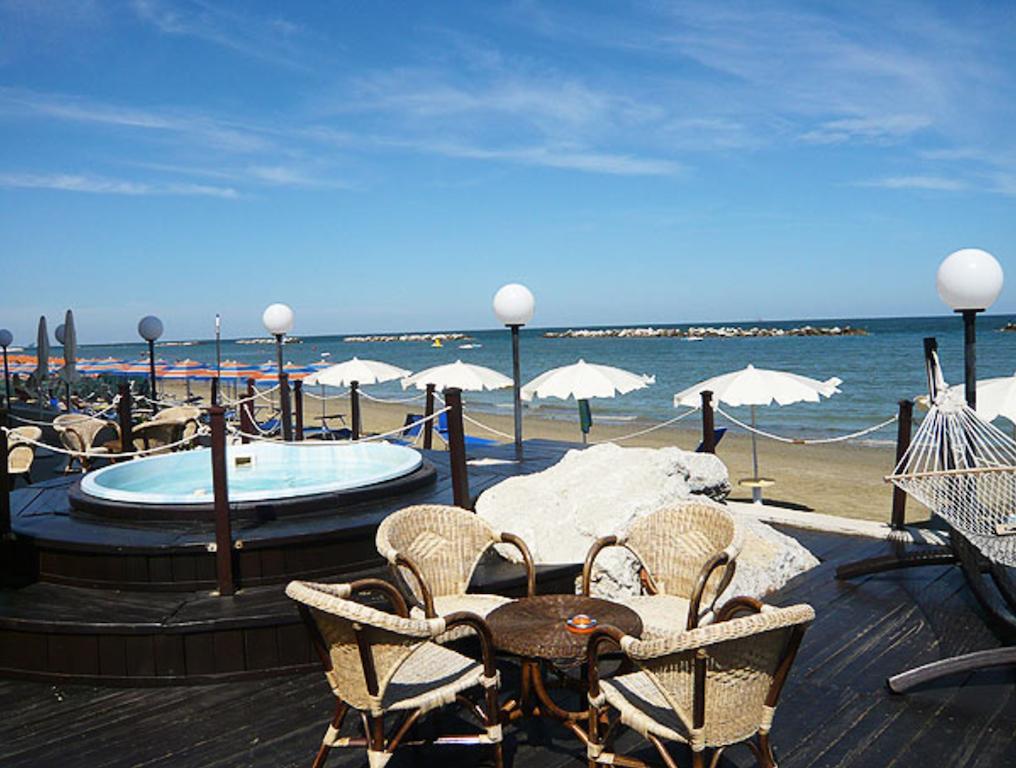 Hotel Primavera Sul Mare Лидо ди Савио Екстериор снимка