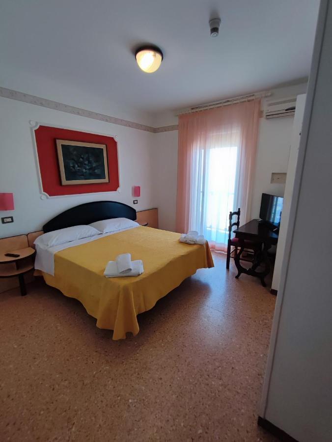 Hotel Primavera Sul Mare Лидо ди Савио Екстериор снимка